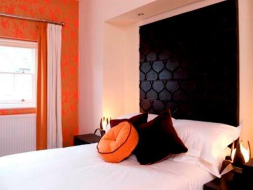 Cinnabar Cafe Hotel