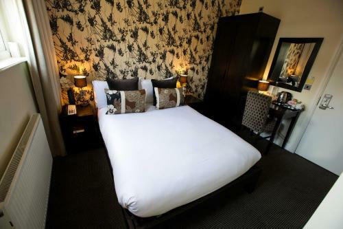 Cinnabar Cafe Hotel