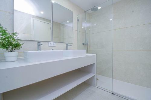 Stylish One Bedroom Apartment With Swimming Pool