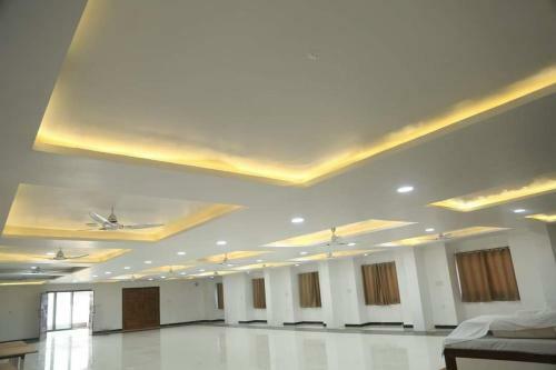 Hotel Yellow Leaf