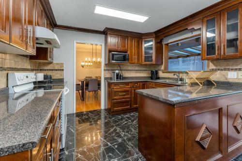 Modern And Cozy 3 Bedroom Upper Level Home