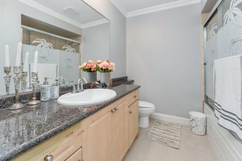 Modern And Cozy 3 Bedroom Upper Level Home
