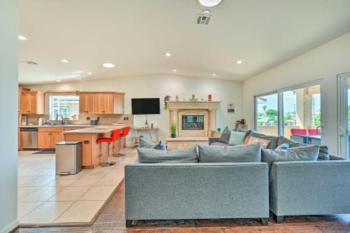 Oceanside Retreat With Balcony - Walk To Beach!