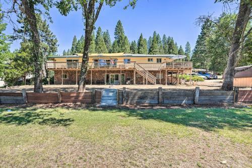 Spacious Golf Course Cabin With Pond Fishing!