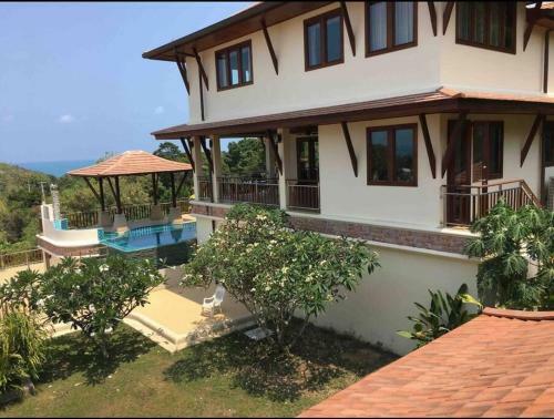Large 5 Bedroom Seaview Pool Villa