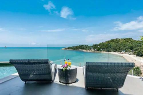 Modern 2 Bedroom Seaview Villa Comet