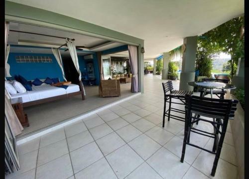 Breathtaking 6 Bedroom Seaview Villa