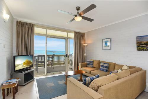 Dolphins Beachfront Apartment No 7 - A View To Remember
