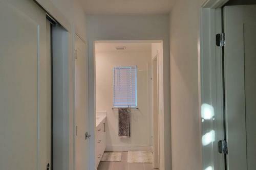 Chic 3 Level Large Kitchen Close To 5 Golf Courses