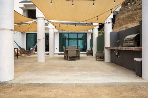 Villa Triton's Playhouse Beachfront