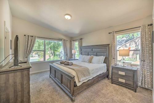 Luxe Colorado Springs Home Fireplace, Grill!