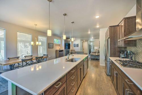 Luxe Colorado Springs Home Fireplace, Grill!