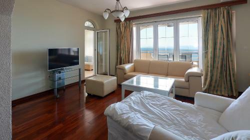 Sunny Apartment With Seaview