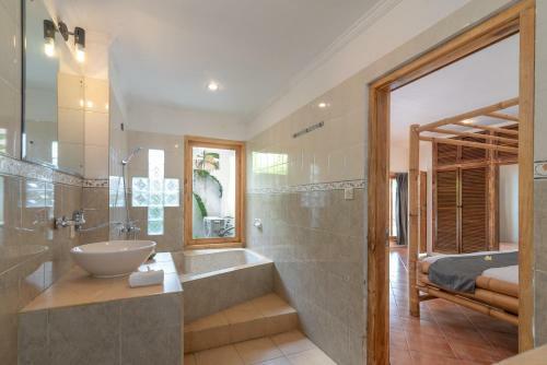 Villa Dinding Batu