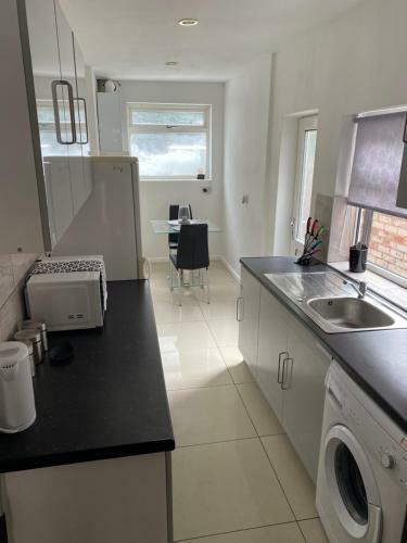 Modern 3-bed 4 Bath House In Coventry City Centre