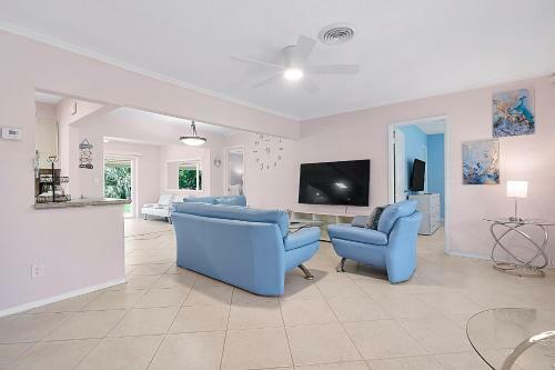 Renovated Quiet All King Bed Suites