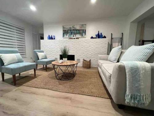 Walktobeach/luxury Beachhouse/hottub/pooltable/bbq