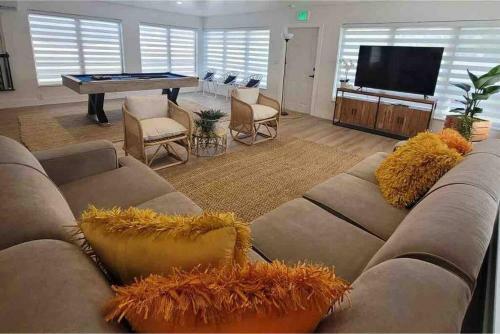 Walktobeach/luxury Beachhouse/hottub/pooltable/bbq