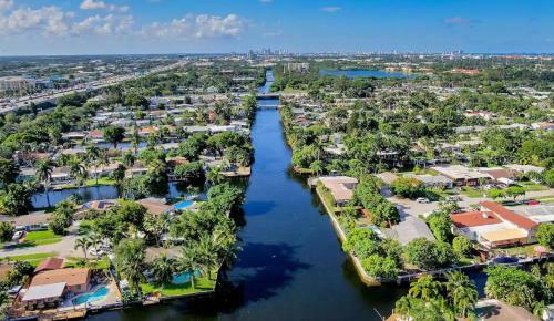 Waterfront Paradise With Pool And Exotic Trees