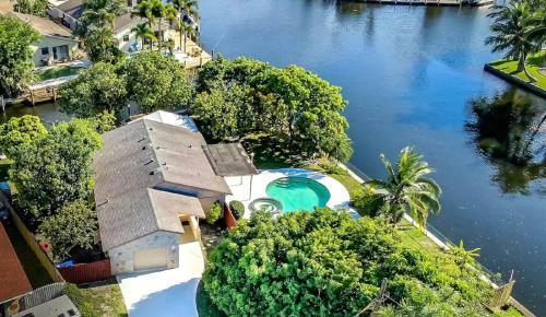 Waterfront Paradise With Pool And Exotic Trees