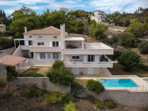 Holiday Sea View Apartment With Garden And Shared Pool