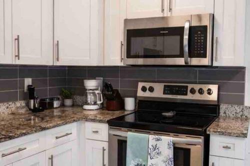 Beachy 3b/2ba Getaway! Minutes To Beaches/downtown