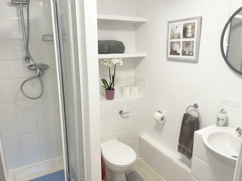 Travaal - 2 Bed Serviced Apartment Farnborough
