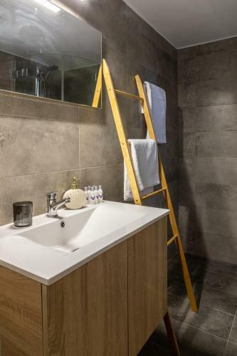 V&m Traditional Luxury Villa