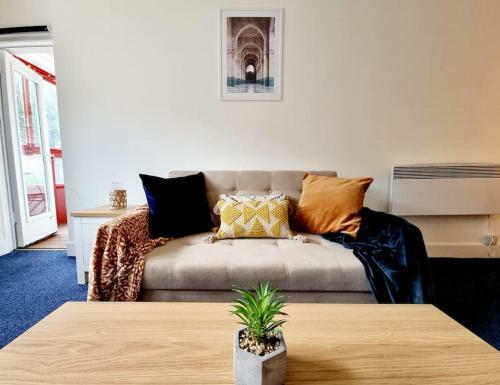 Unique 1-bed Serviced Apartment With Free Parking