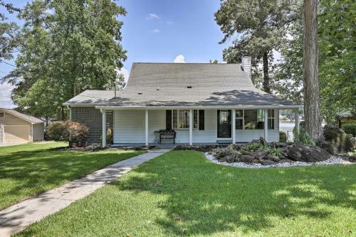 Charming Lakefront Retreat Dock And Boat Slip!