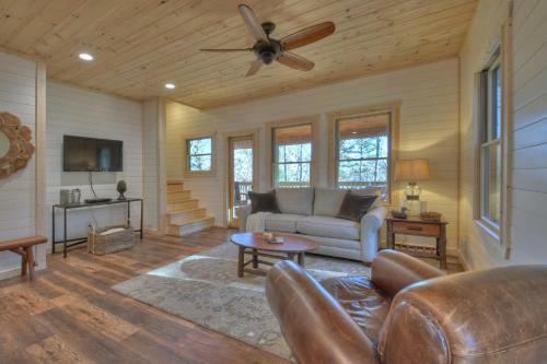Hoot Owl Cottage - Hot Tub!