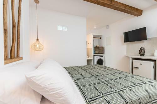 White Luxurious Apartments III