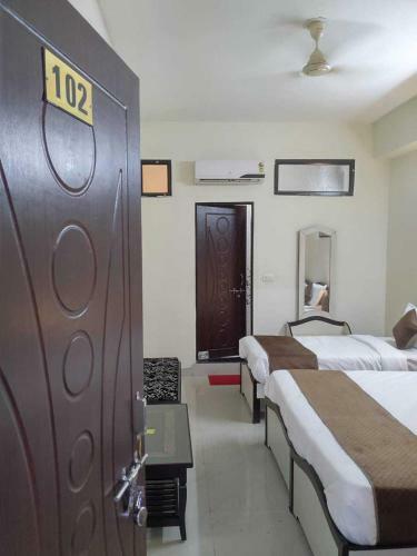 Hotel Oyo 92093 Mahaveer Tower