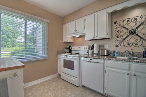 Centrally Located Gurnee Townhome With Deck!