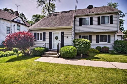 Centrally Located Gurnee Townhome With Deck!