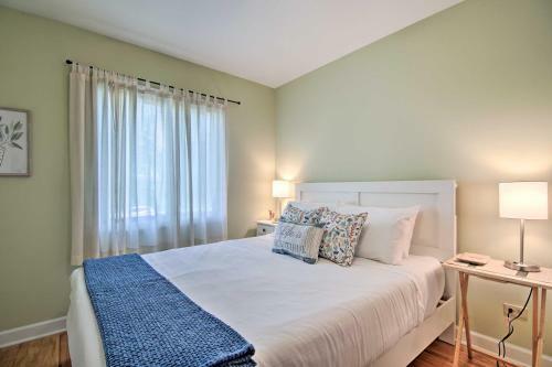 Centrally Located Gurnee Townhome With Deck!