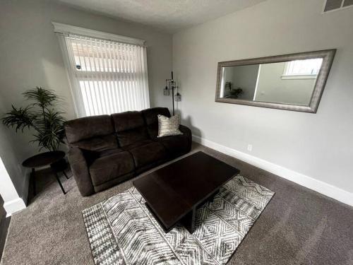 *5 Min To Downtown - Renovated - 3bdrm + Office!*