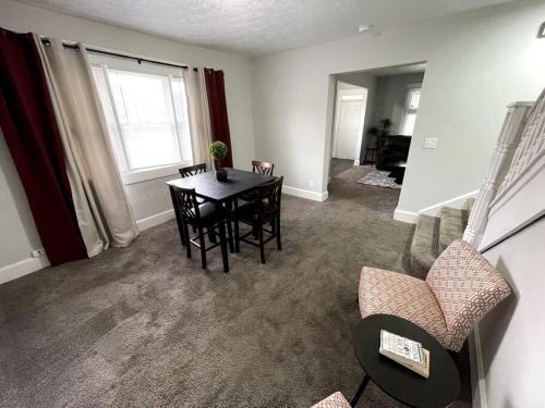 *5 Min To Downtown - Renovated - 3bdrm + Office!*