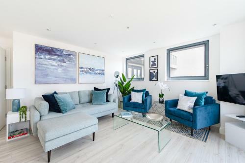 Stunning Quay-side Apartment With Marina Views