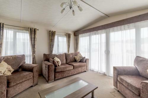 Beautiful 6 Berth Caravan By The Beach In Suffolk Ref 40076nd