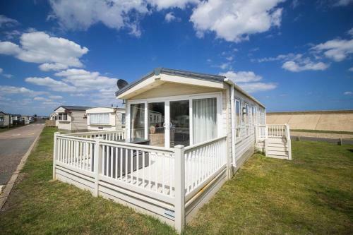 Beautiful 6 Berth Caravan By The Beach In Suffolk Ref 40076nd