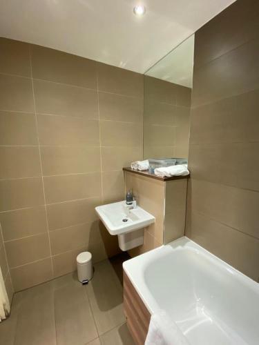 3 Bed Central Apartment *free Parking On Site*
