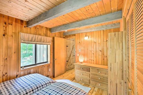 Serene Berkshires Cabin With Deck And Fire Pit!