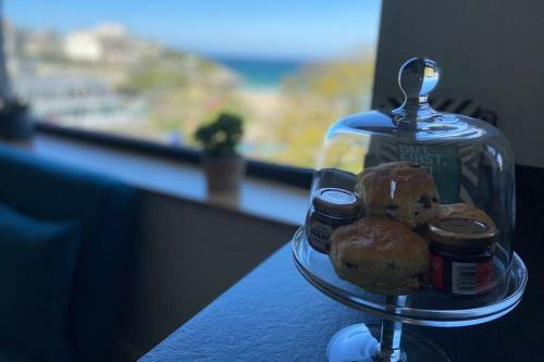 Spacious 1 Bedroom Apartment With Sea Views