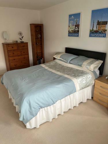 Lakeside Large Double Bedroom & Own Bathroom