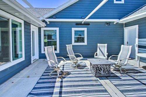 Sunny Lakefront Home With Fire Pit And Hot Tub!