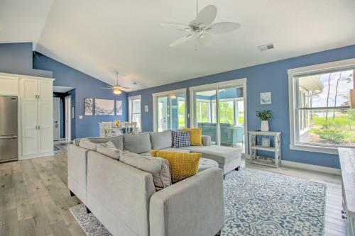 Sunny Lakefront Home With Fire Pit And Hot Tub!