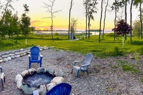 Sunny Lakefront Home With Fire Pit And Hot Tub!