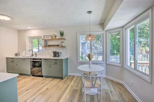 Modern Boho Gem Yard And 10 Mi To Baxter Arena