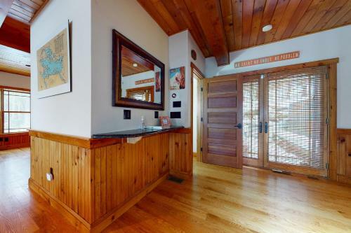 Luxury Adirondack Lakeview